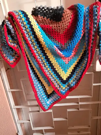 Poncho tejido a crochet multicolor - miniatura 1