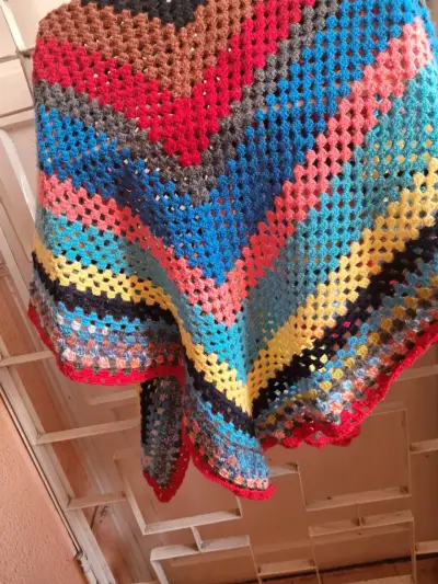 Poncho tejido a crochet multicolor - miniatura 2
