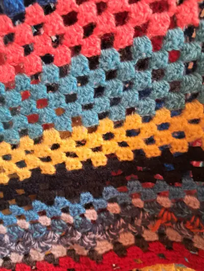 Poncho tejido a crochet multicolor - miniatura 3