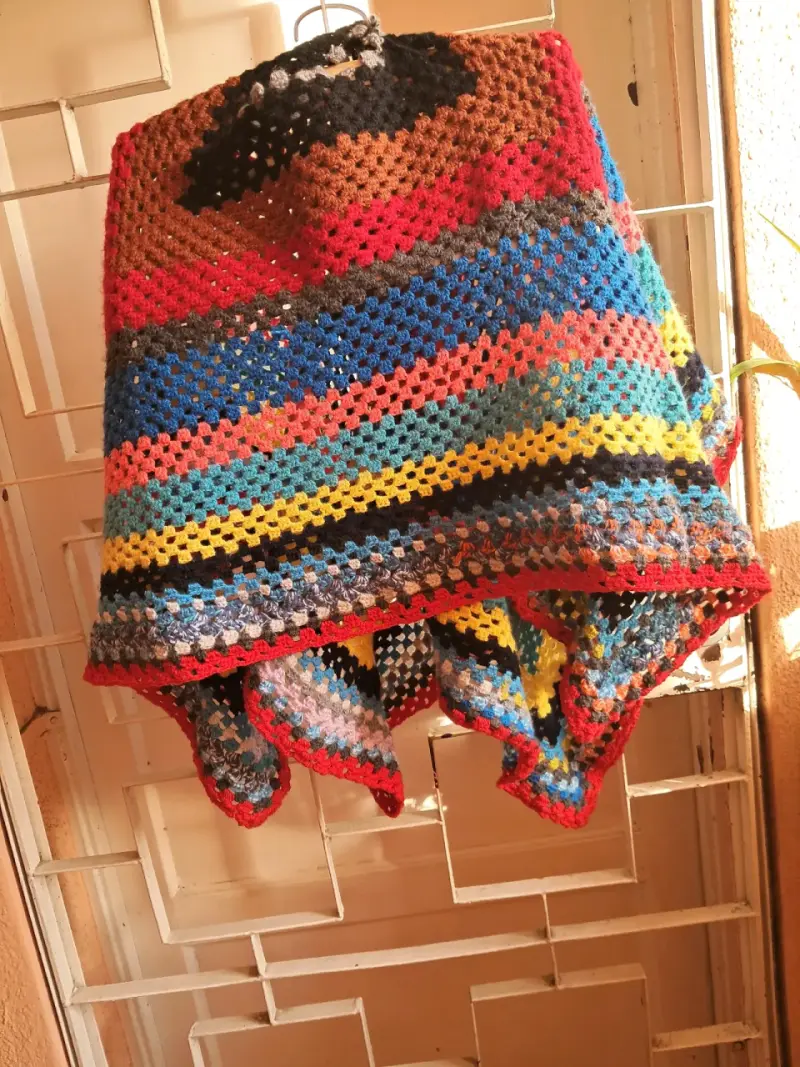 Poncho tejido a crochet multicolor - 4
