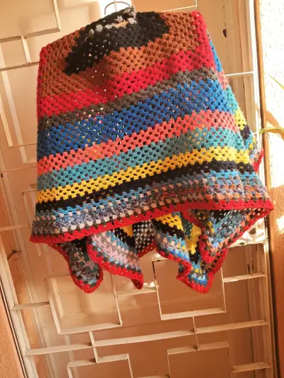 Poncho tejido a crochet multicolor - miniatura 4