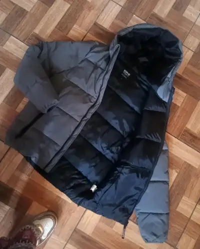 Chaqueta acolchada gris con capucha - miniatura 2