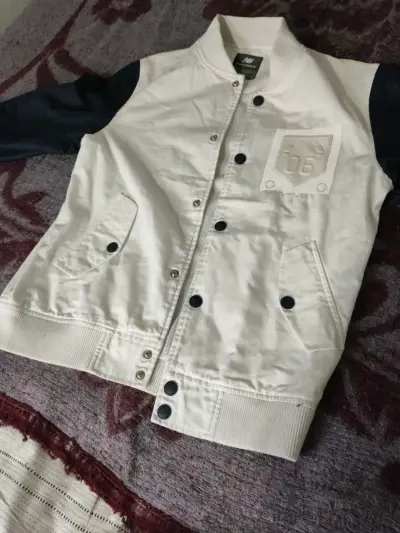 Chaqueta varsity blanca con mangas azules - miniatura 1