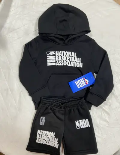 Conjunto infantil NBA sudadera y shorts negros - miniatura 1