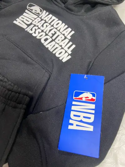 Conjunto infantil NBA sudadera y shorts negros - miniatura 2
