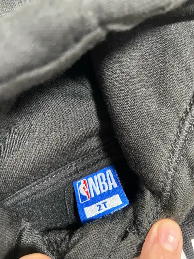 Conjunto infantil NBA sudadera y shorts negros - miniatura 3