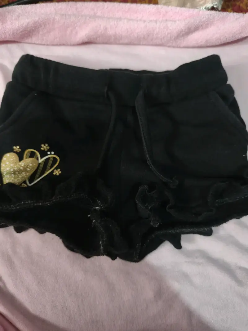Shorts negros con diseño dorado para niña