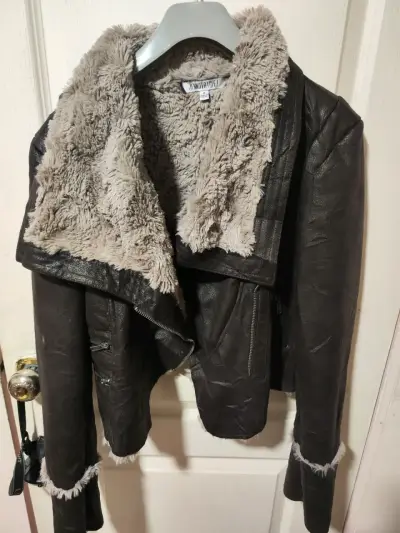 Chaqueta de cuero sintético con forro de peluche - miniatura 1