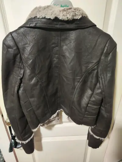 Chaqueta de cuero sintético con forro de peluche - miniatura 4