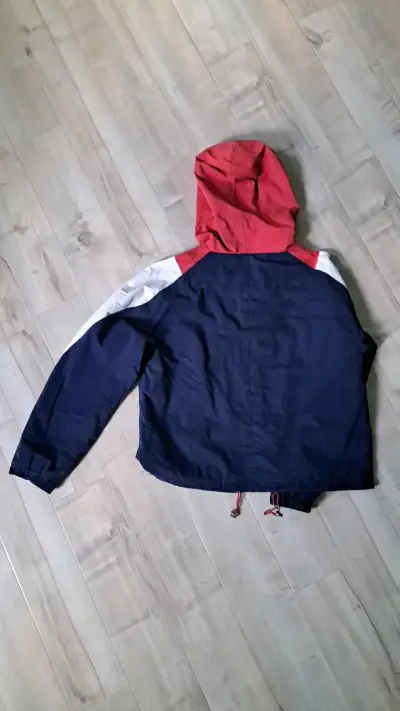 Cortaviento azul y rojo con capucha - miniatura 2