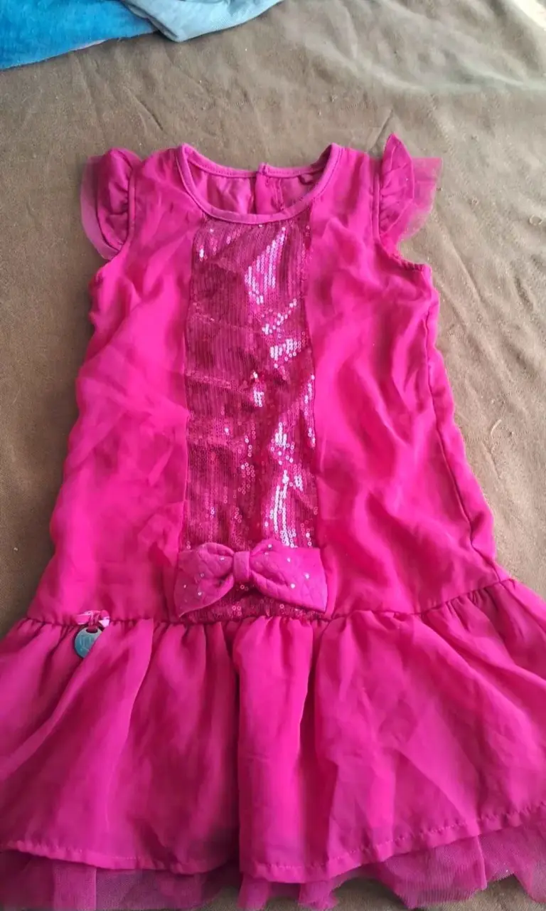 Vestido de princesa para niña con detalles dorados - 6