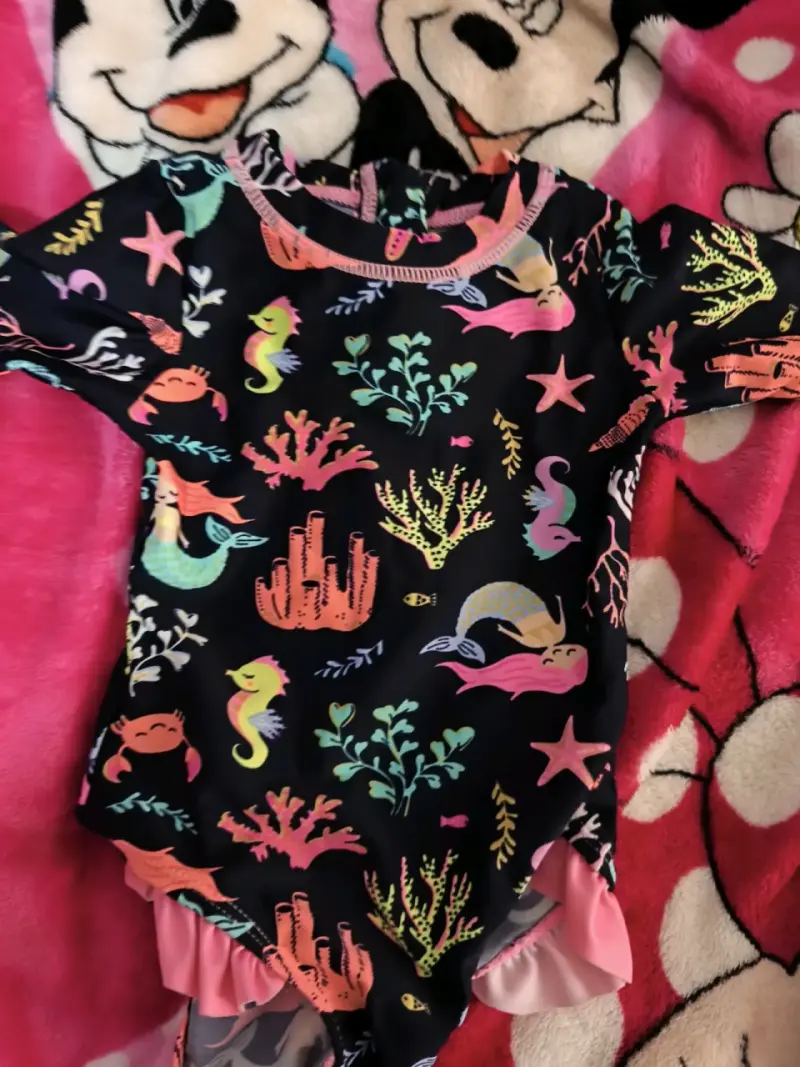 Traje de baño infantil con estampado de sirenas - 1