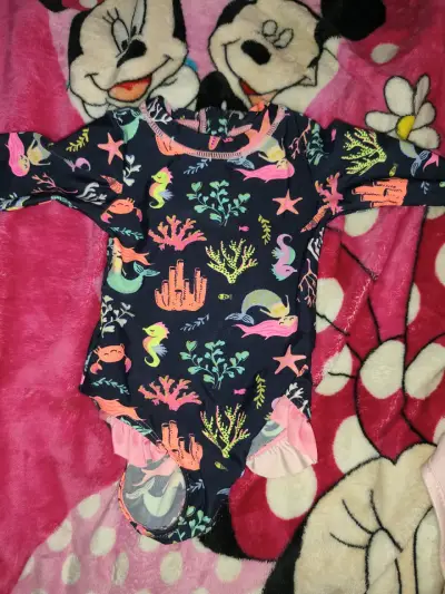 Traje de baño infantil con estampado de sirenas - miniatura 2