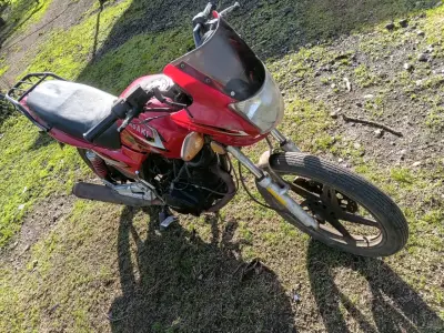 Moto Takasaki roja en buen estado - miniatura 2