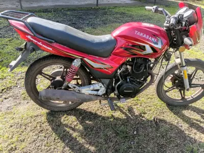 Moto Takasaki roja en buen estado - miniatura 3