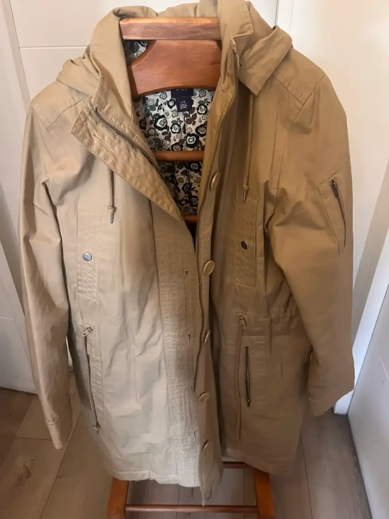 Impermeable beige con capucha - 1