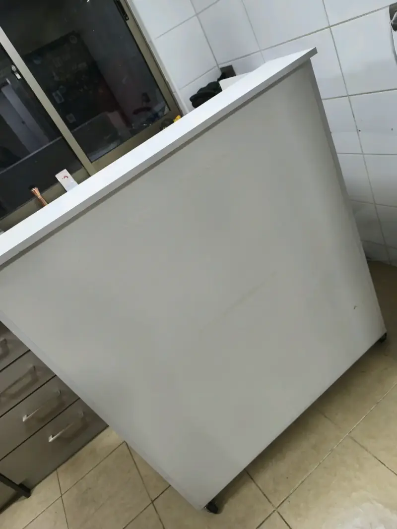 Mueble de recepción con cajon y estantes - 4