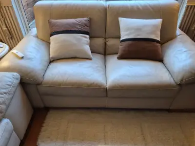 Sofá de cuero beige con cojines - miniatura 1