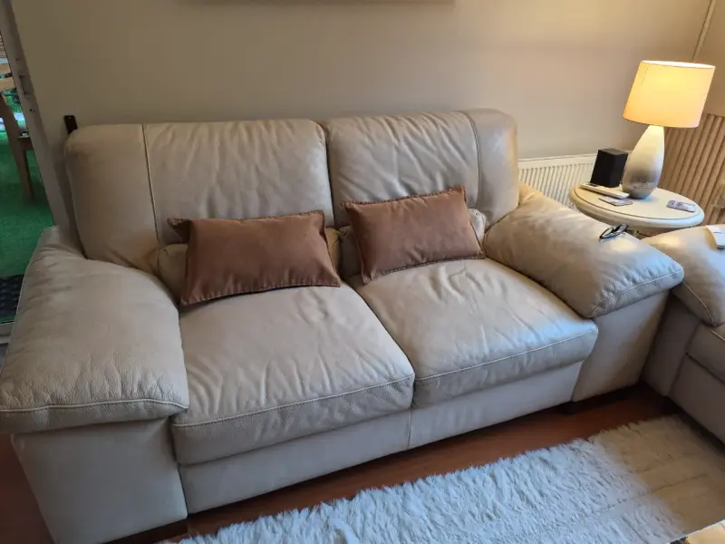 Sofá de cuero beige con cojines - 2
