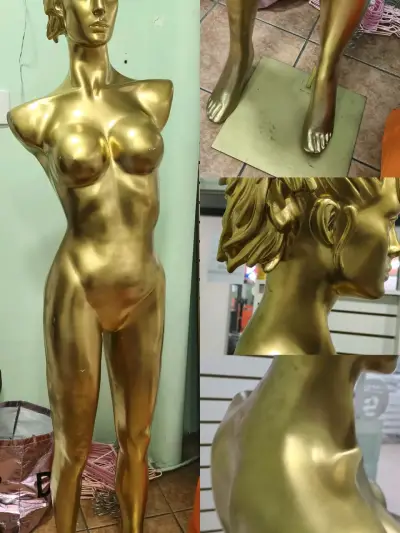 Maniquíe dorado con pedestal - miniatura 1