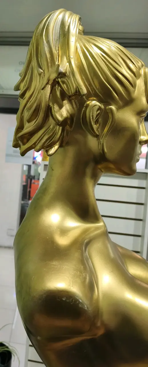 Maniquíe dorado con pedestal - 3