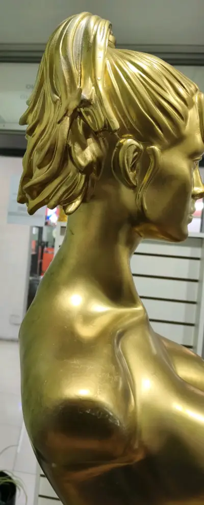 Maniquíe dorado con pedestal - miniatura 3