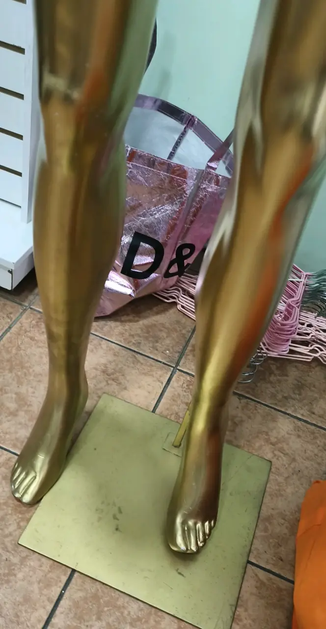 Maniquíe dorado con pedestal - 4