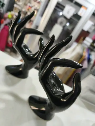 Exhibidor manos en acrílico negro - miniatura 1