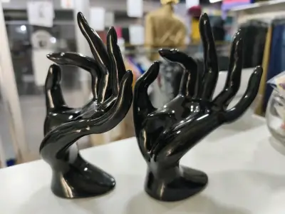 Exhibidor manos en acrílico negro - miniatura 2