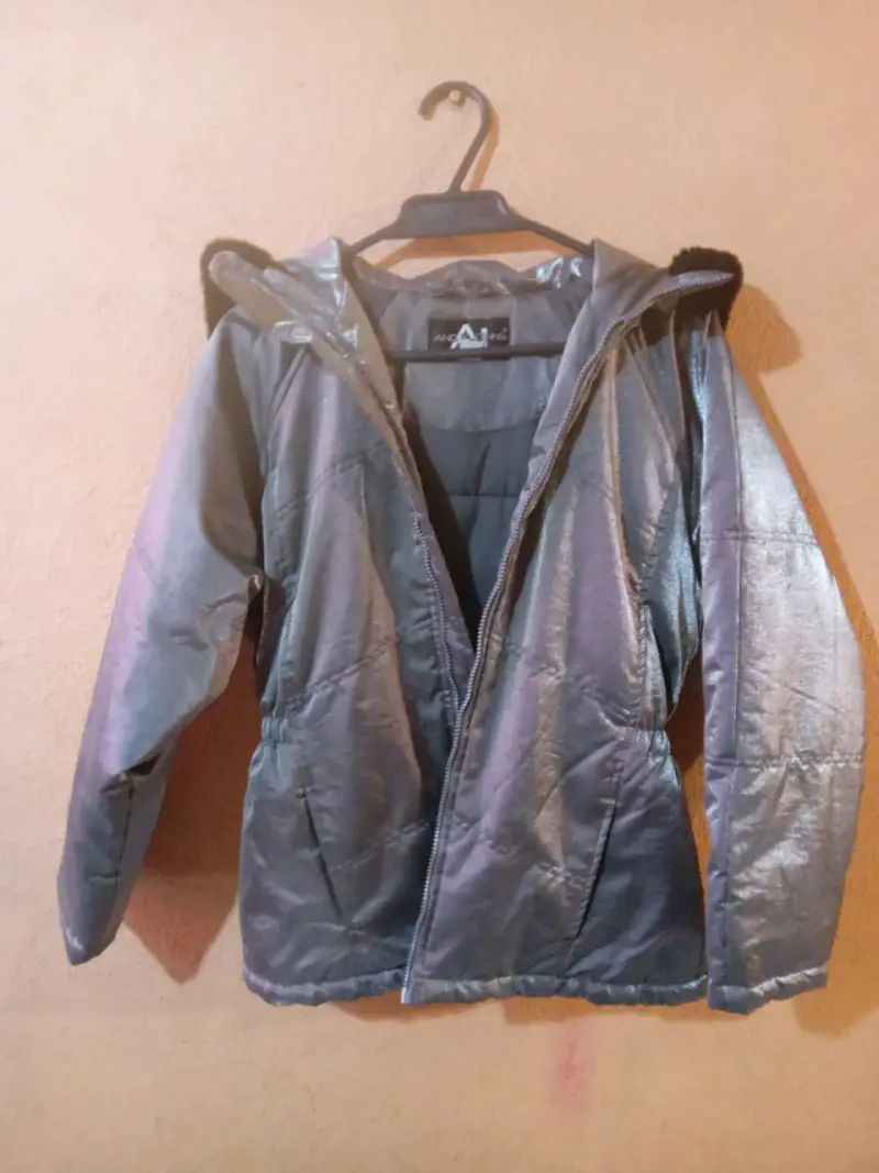 Chaqueta plateada con capucha para mujer - 1