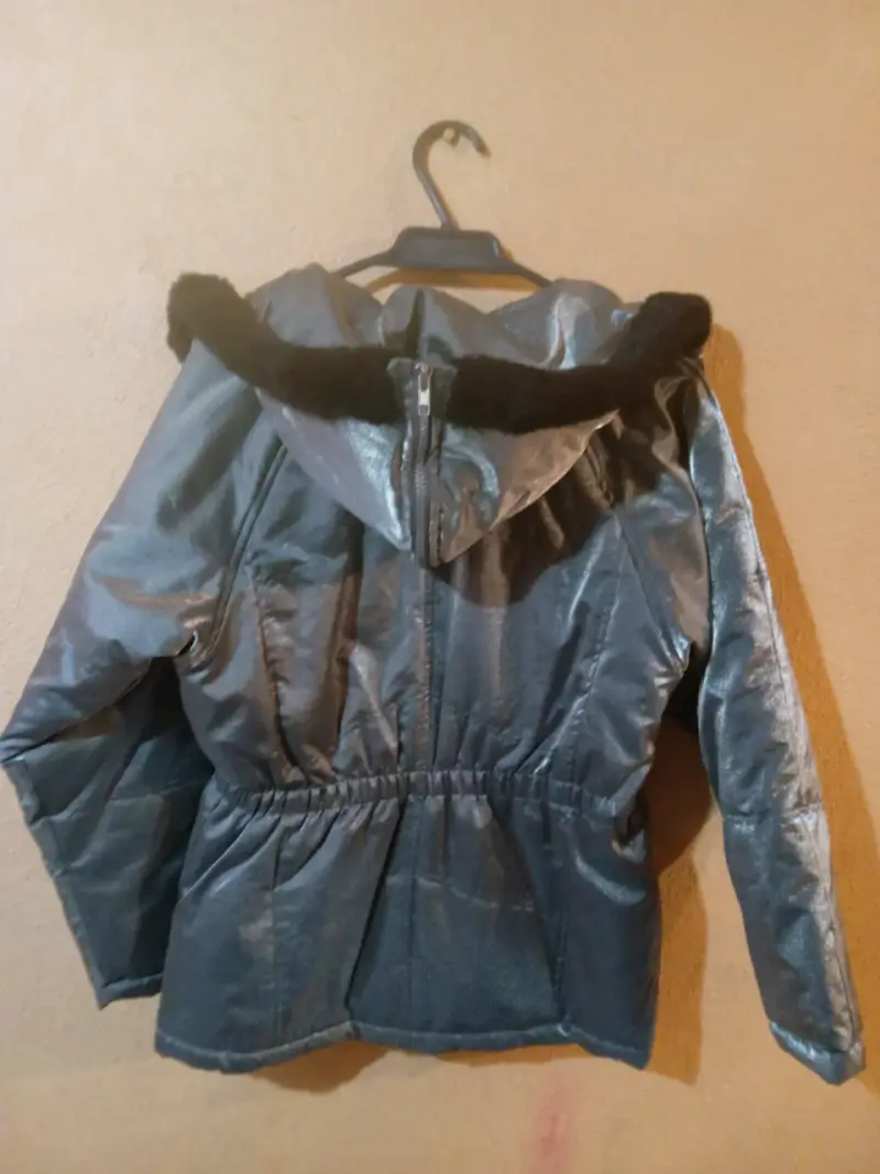 Chaqueta plateada con capucha para mujer - 2