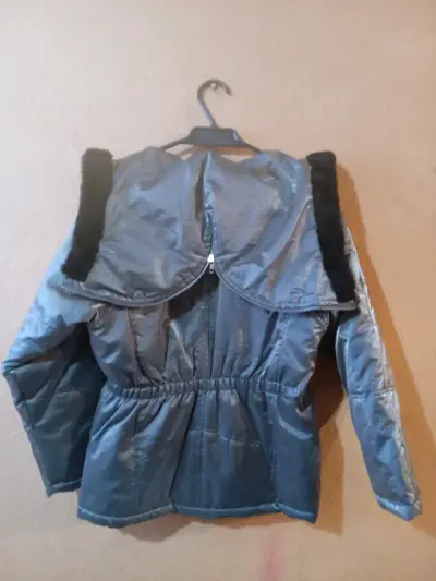 Chaqueta plateada con capucha para mujer - miniatura 3