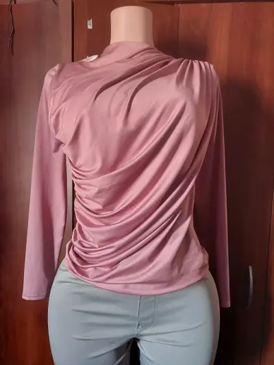 Blusa rosa drapeada de manga larga - miniatura 1