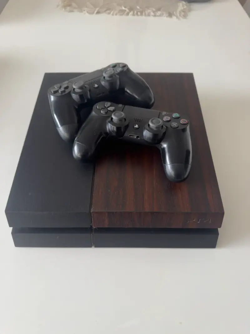 Consola PS4 con dos controles