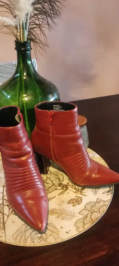 Botines de cuero rojos con tacón grueso - miniatura 2