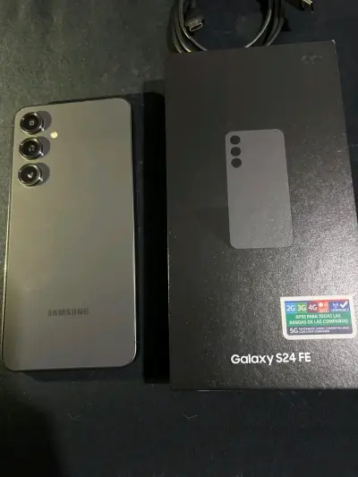 Samsung Galaxy S24 FE con caja y accesorios - miniatura 2