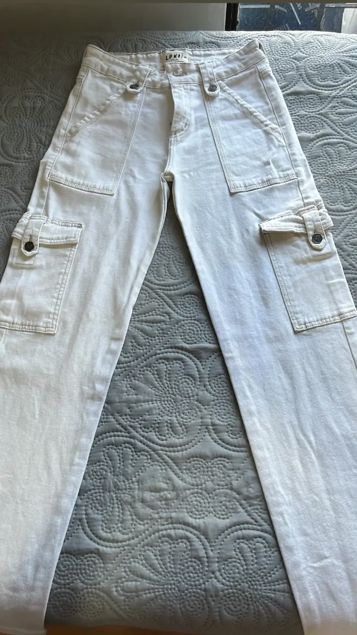 Pantalones cargo blancos LPKI con bolsillos - 1