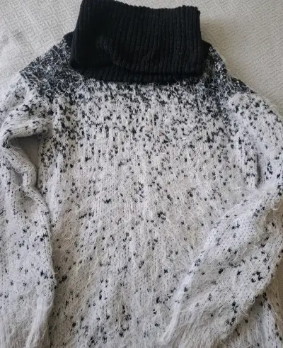 Suéter de lana con cuello alto blanco y negro - miniatura 1
