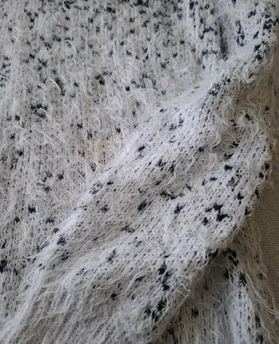 Suéter de lana con cuello alto blanco y negro - miniatura 2