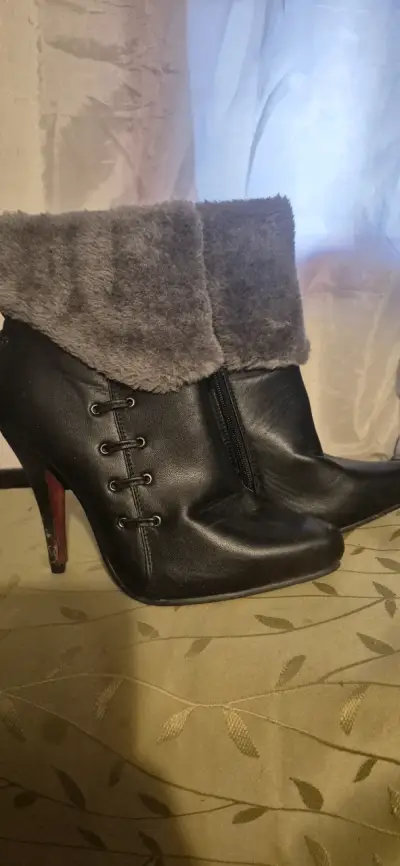 Botines negros con forro de piel sintética - miniatura 2