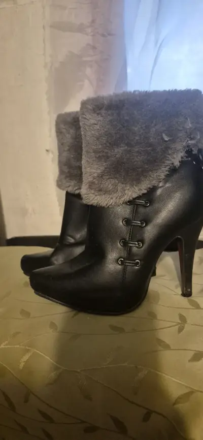 Botines negros con forro de piel sintética - miniatura 3