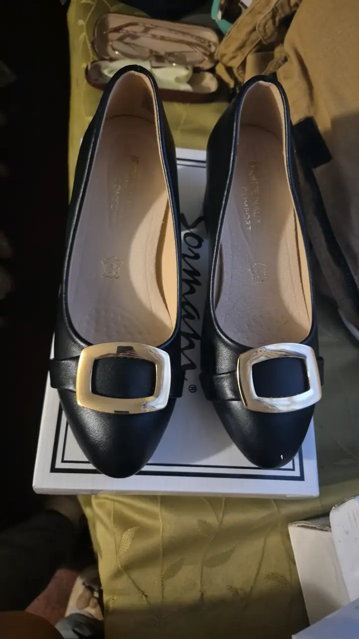Zapatos de tacón bajo negros con hebilla dorada - 1