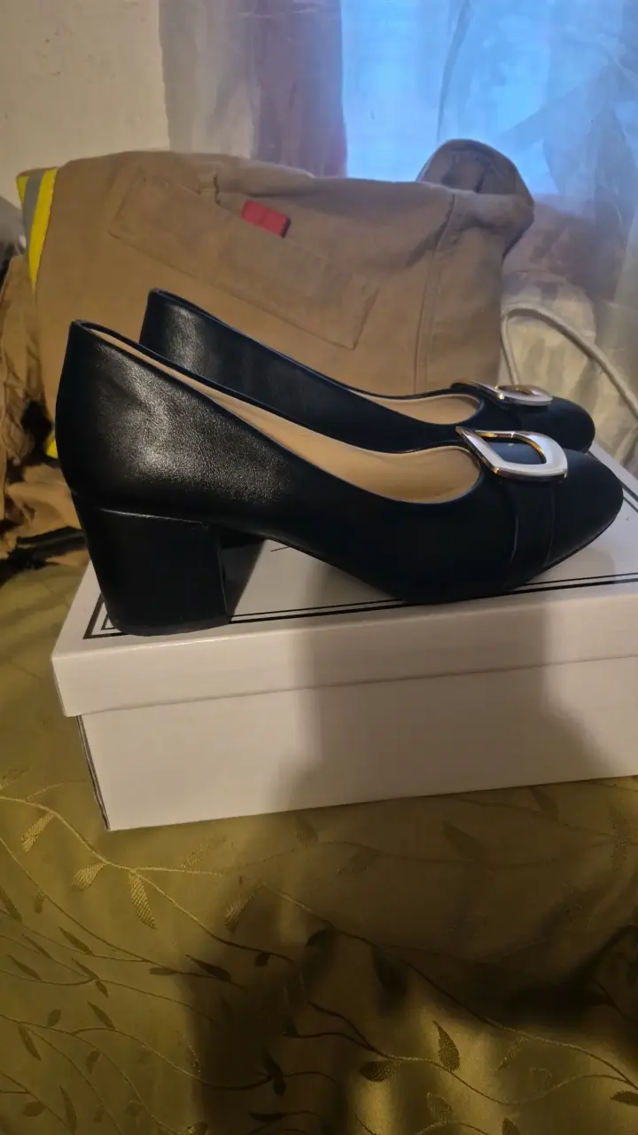 Zapatos de tacón bajo negros con hebilla dorada - 2