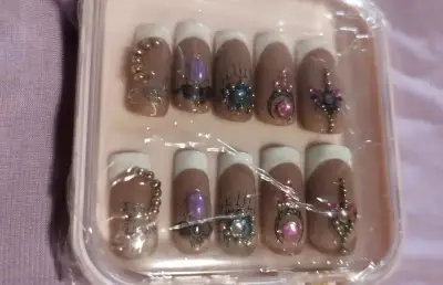 Uñas postizas decoradas con pedrería - miniatura 1