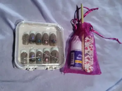 Uñas postizas decoradas con pedrería - miniatura 2