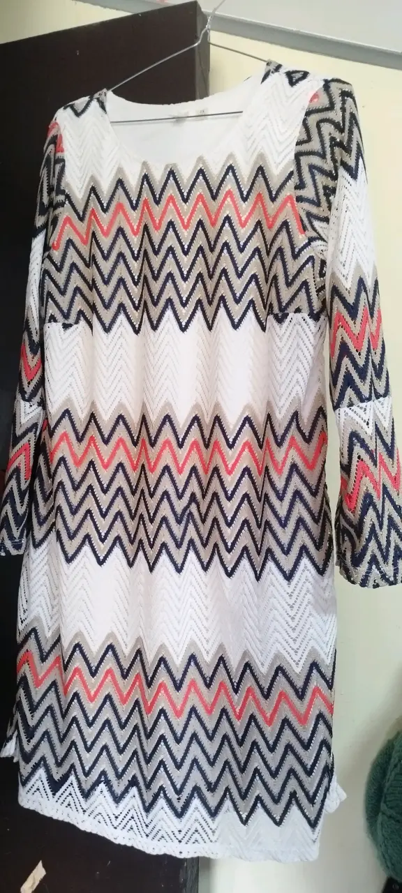 Vestido de encaje con diseño zigzag