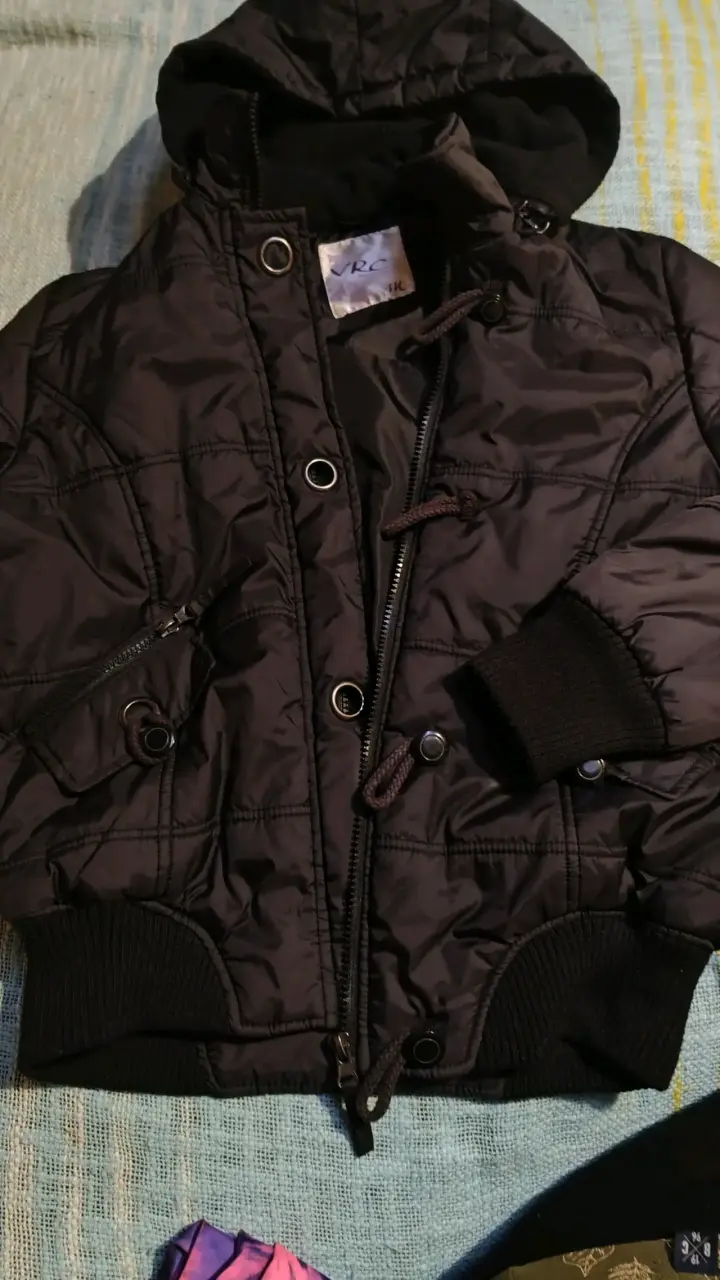 Chaqueta negra con capucha VRC - 1