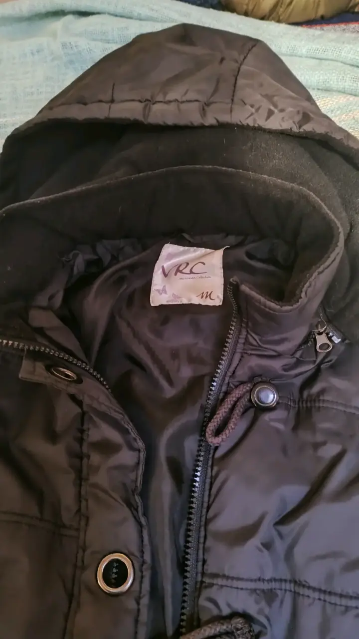 Chaqueta negra con capucha VRC - 2