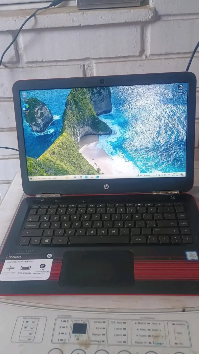 Notebook HP Pavilion rojo  en excelente estado - 3
