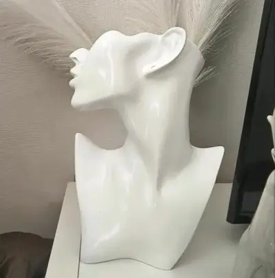Busto moderno para exhibición de joyas - miniatura 1
